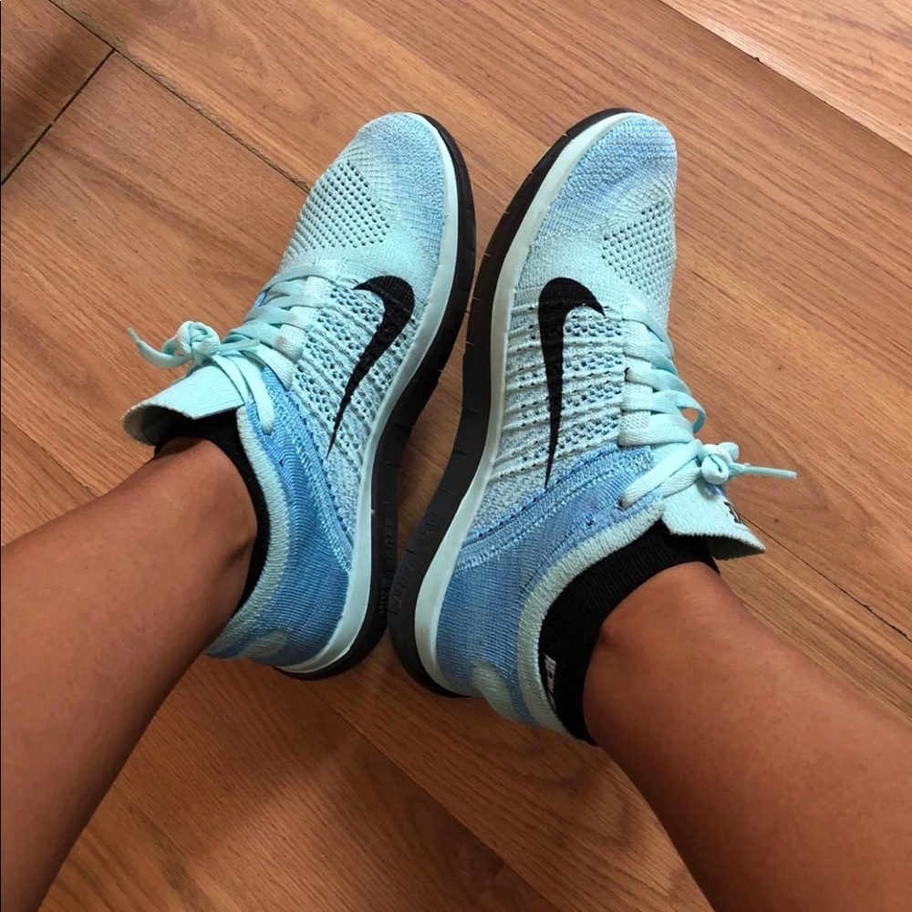 Nike 4.0 Free rn flyknits (7.5)